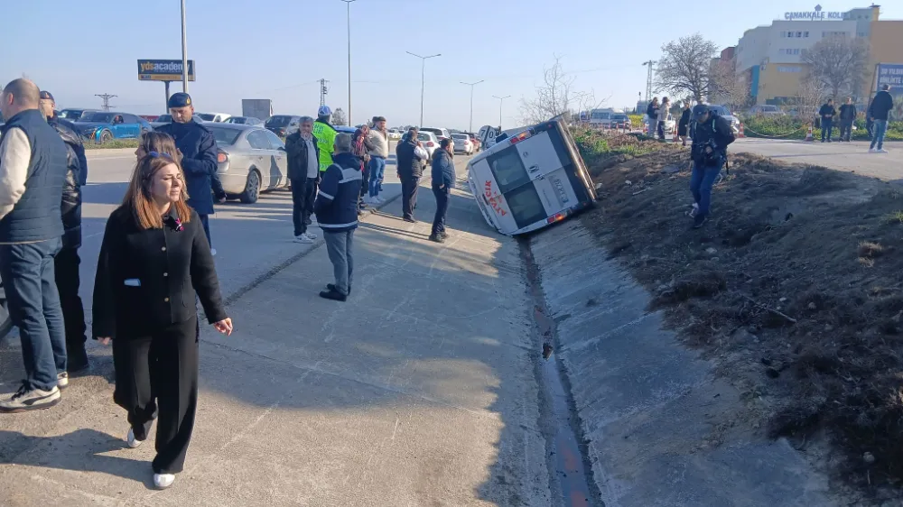 YOLCU MİNİBÜSÜ OTOMOBİLLE ÇARPIŞIP DEVRİLDİ