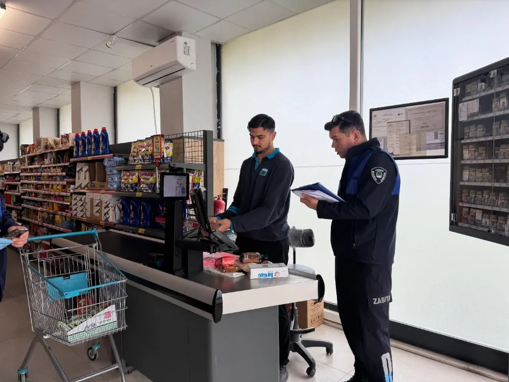LAPSEKİ’DE MARKETLERDE SIKI TAKİP