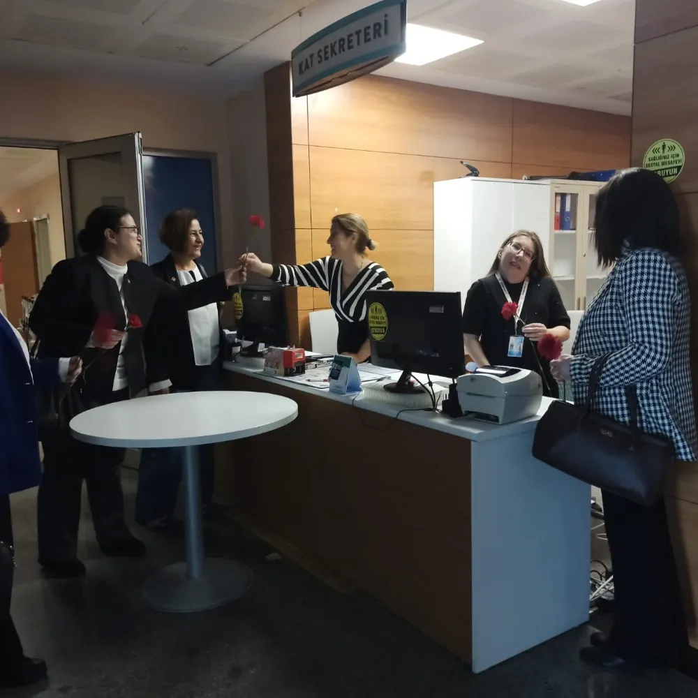 CHP’Lİ KADINLARDAN SAĞLIK EMEKÇİLERİNE 8 MART ZİYARETİ